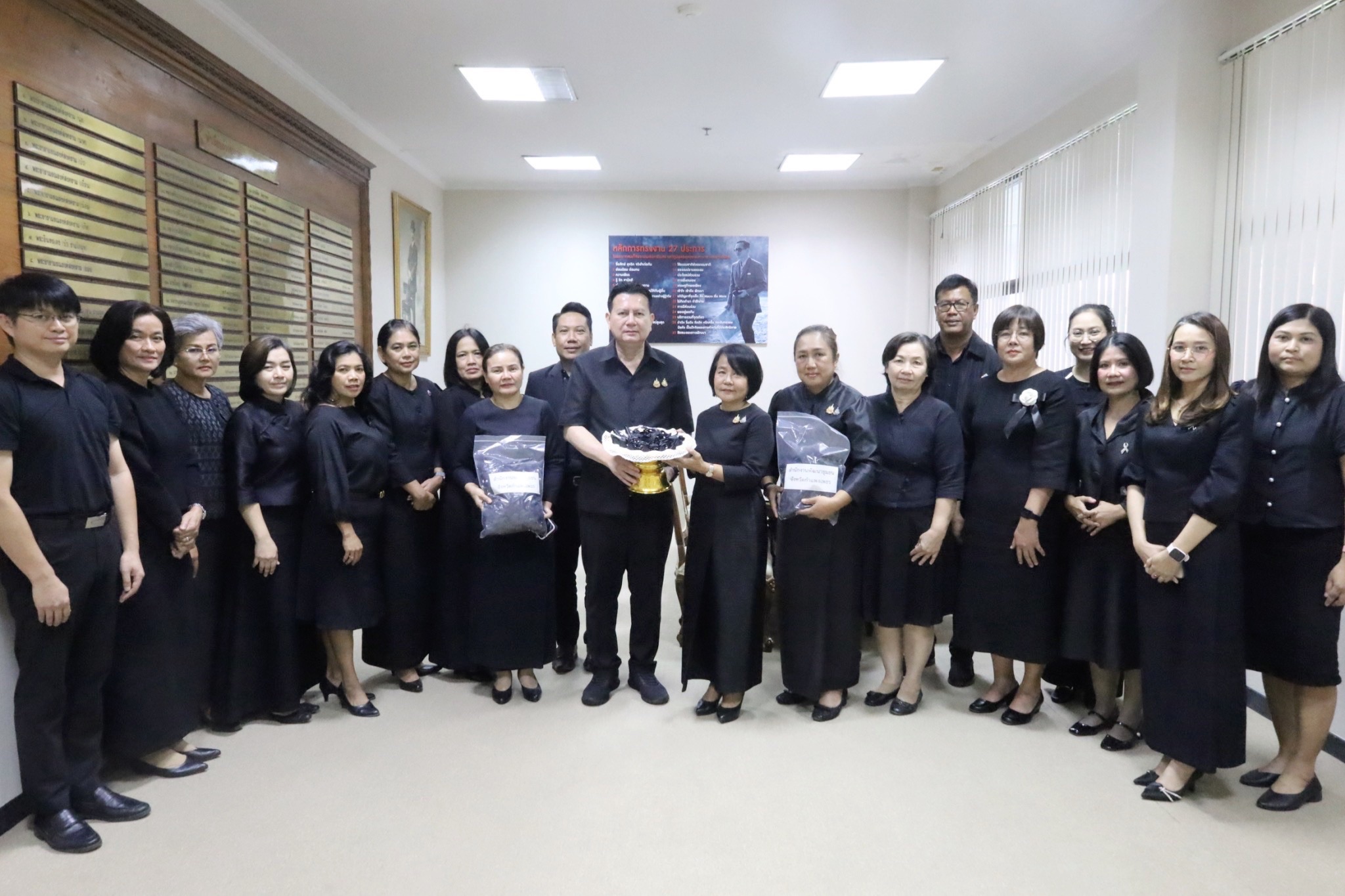 ✨พช.คลองลาน ร่วมส่งมอบริบบิ้นสีดำเพื่อแจกจ่ายให้กับประชาชนทั่วไปได้ใช้ในช่วงเวลาไว้ทุกข์อย่างเหมาะสมและสมพระเกียรติ ✨