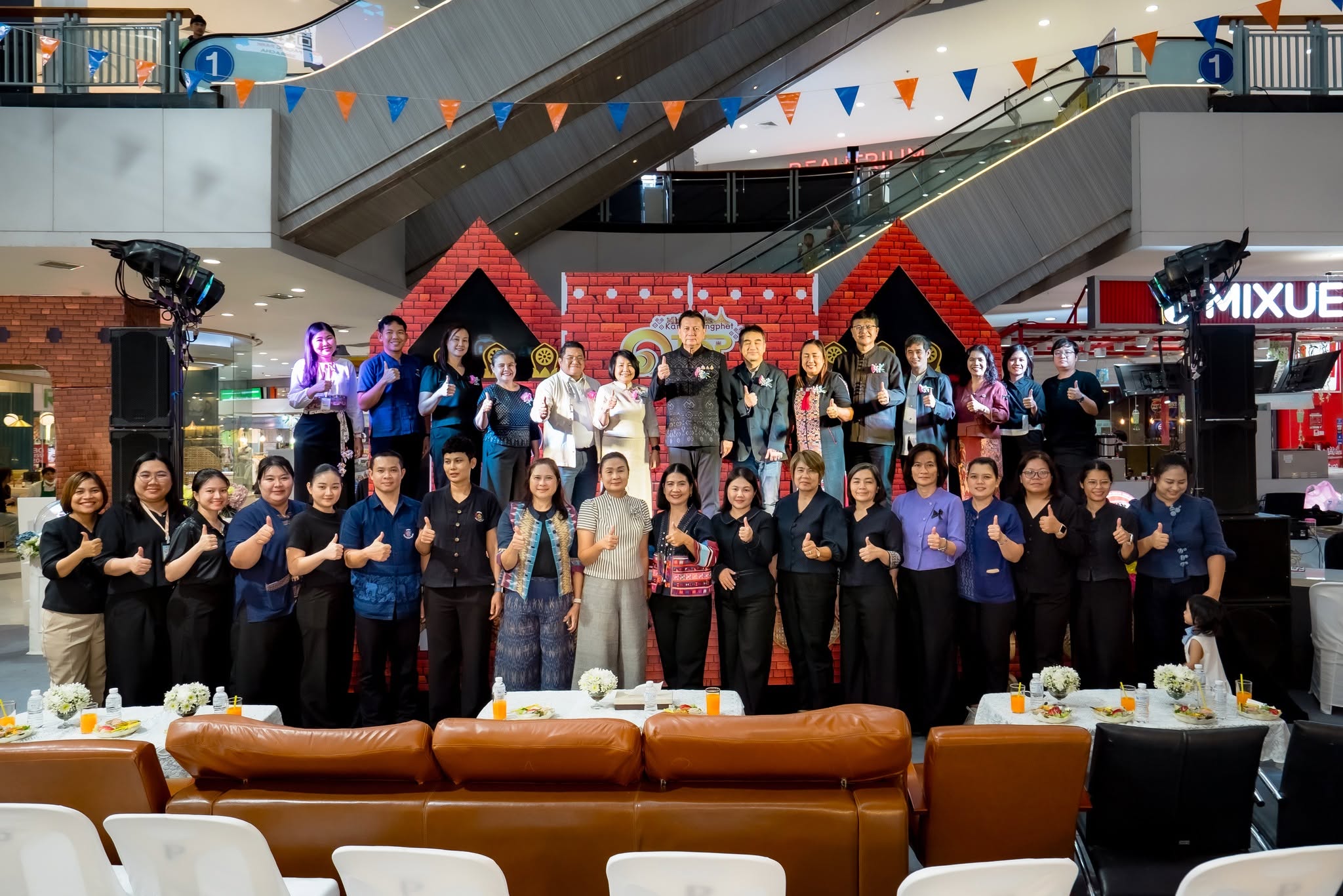 พช.คลองลาน ร่วมงาน “OTOP เที่ยว ชิม ช็อป ของดี เมืองมรดกโลก” ขนของดีเมืองกำแพงเพชร บุกศรีราชา กระตุ้นเศรษฐกิจชุมชน