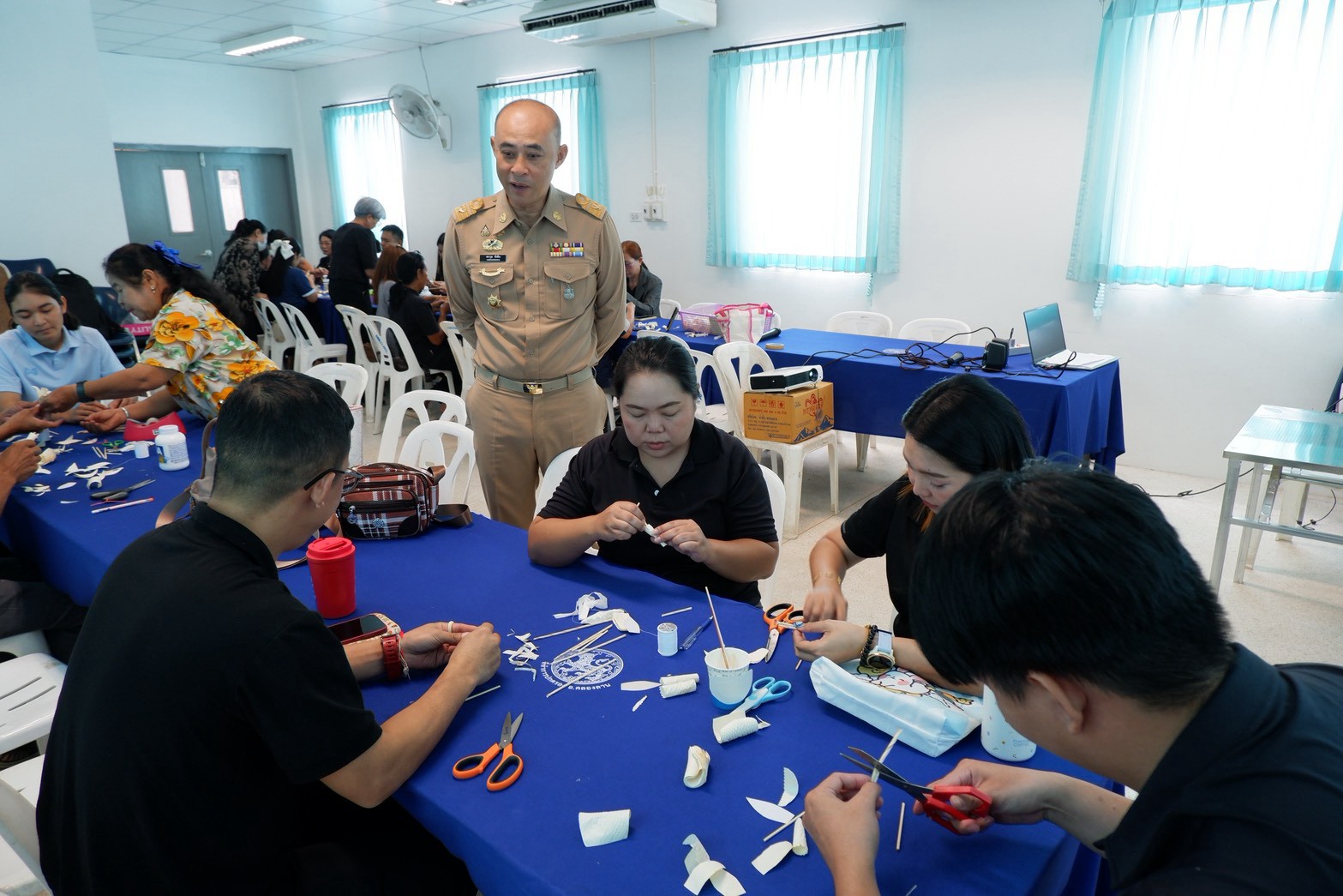 พช.คลองลาน ร่วมกับอำเภอคลองลาน และคณะกรรมการพัฒนาสตรีอำเภอคลองลาน จัดกิจกรรม Workshop สอนประดิษฐ์ดอกไม้จันทน์พระราชทาน